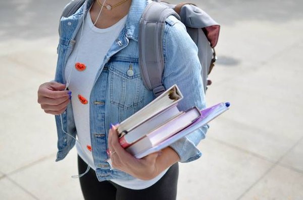 Comment s'inscrire et bénéficier d'un service d'éducation en ligne ou en présentiel?