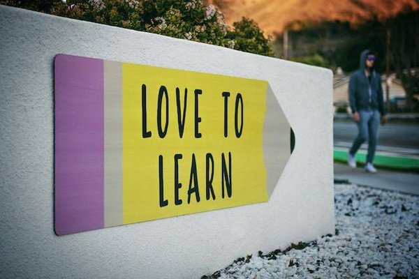 Quels sont les coûts et les financements possibles des services d'éducation ?